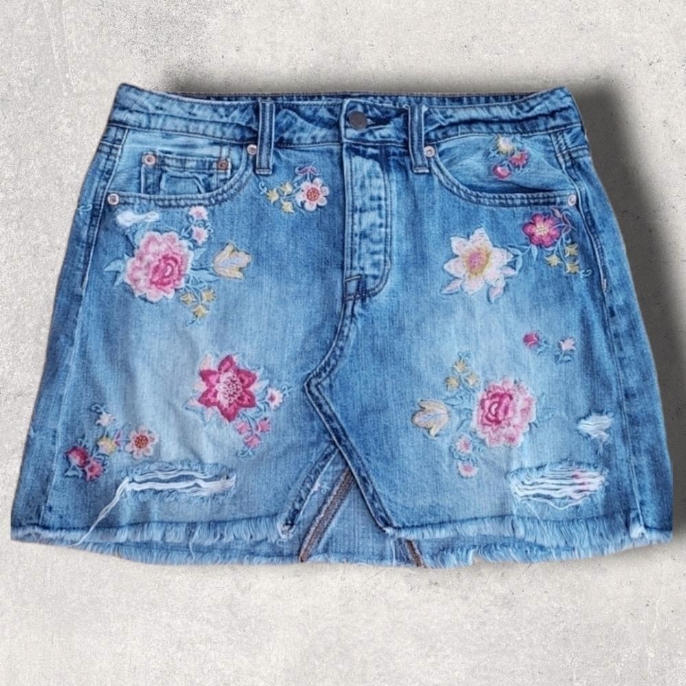 𝅺AEO FLORAL EMBROIDERED TRENDY DISTRESSED OPEN HEM JEAN MINI SKIRT